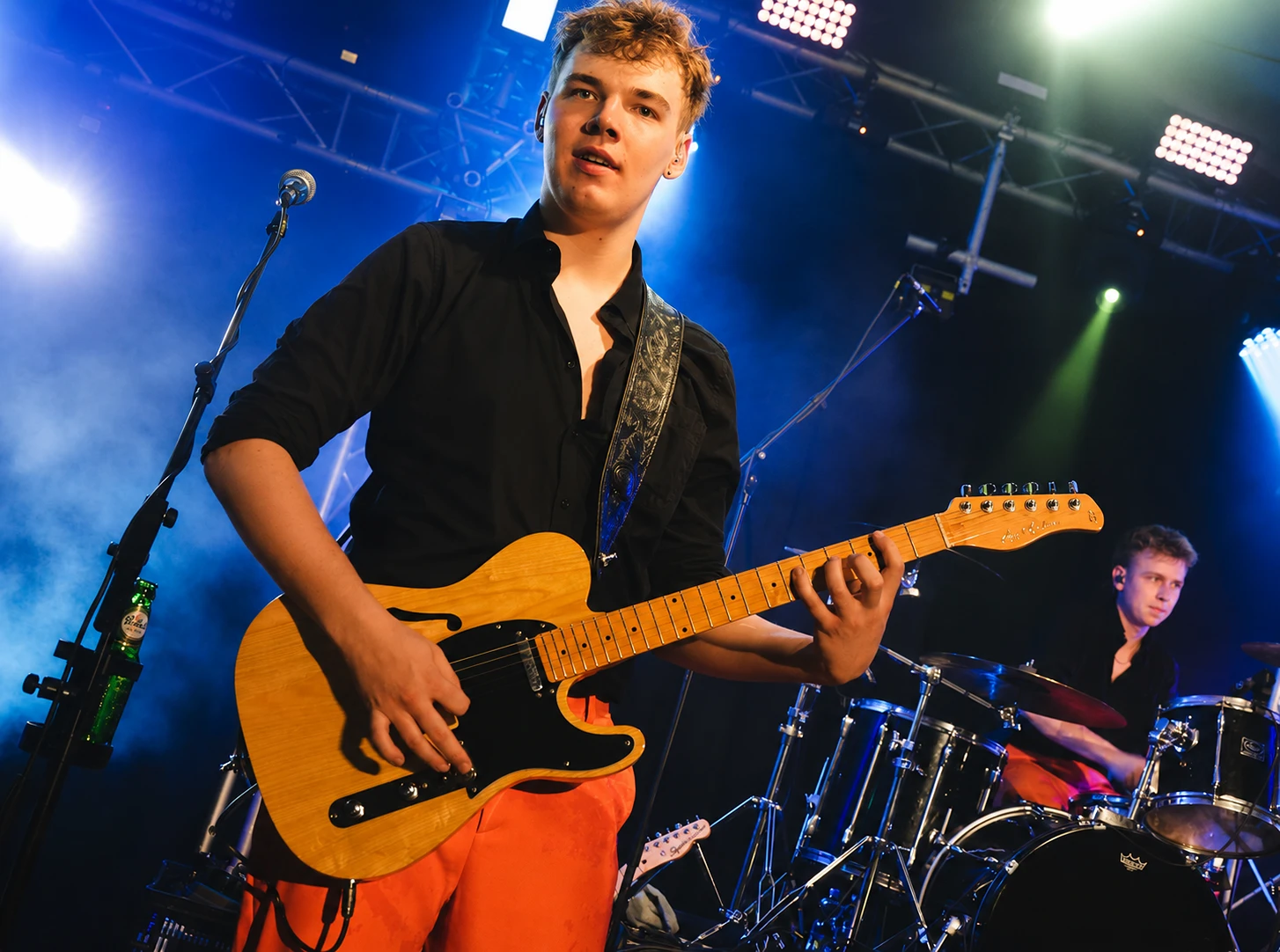 Dean live op het podium